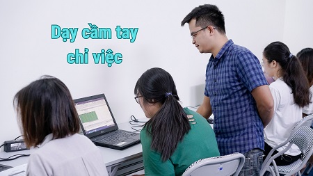 Dạy cầm tay chỉ việc